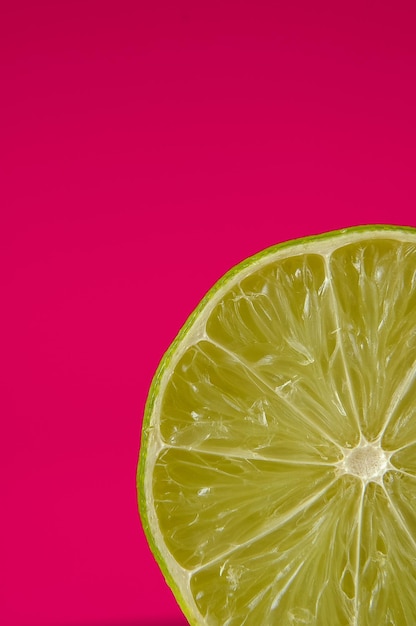 Foto primer plano de una manzana contra un fondo rosado