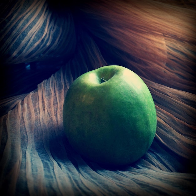 Primer plano de la manzana fresca de la abuela Smith en una mesa de madera