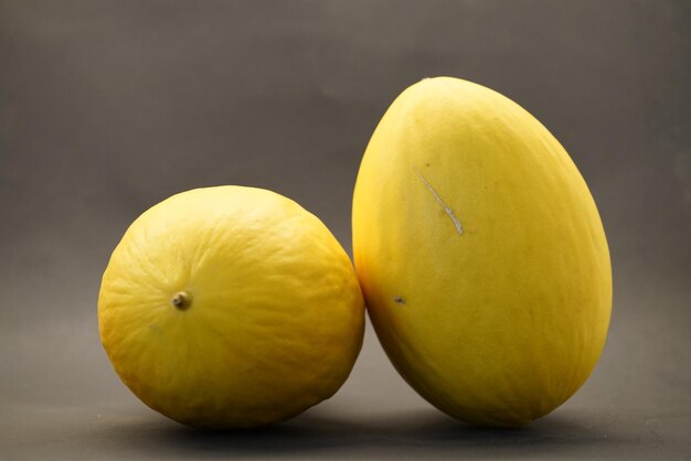 Primer plano de una manzana en la mesa contra un fondo naranja