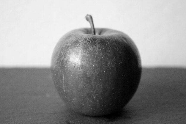 Foto primer plano de una manzana en la mesa