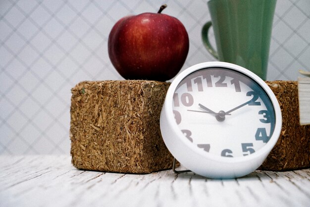 Primer plano de una manzana en la mesa