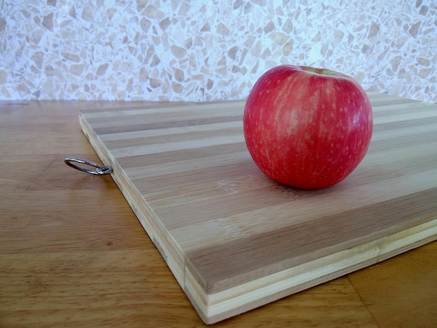 Foto primer plano de una manzana en la mesa