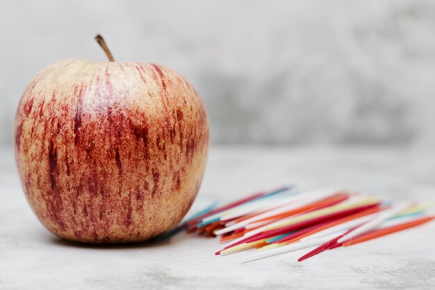 Foto primer plano de una manzana en la mesa