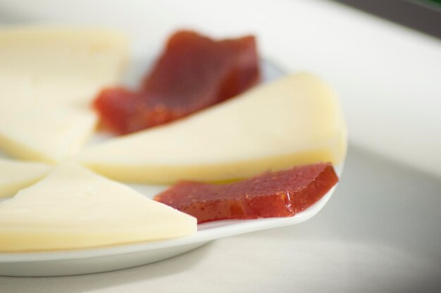 Foto primer plano de una manzana en el plato