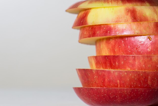 Foto primer plano de una manzana en rodajas contra un fondo blanco