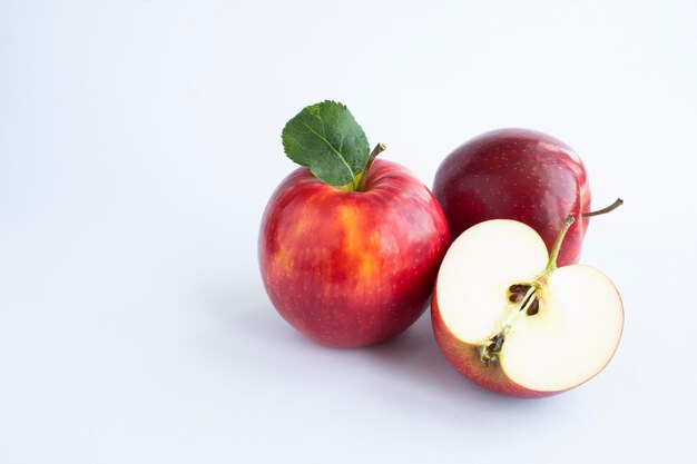 Primer plano de manzana roja sobre el fondo blanco Copiar espacio