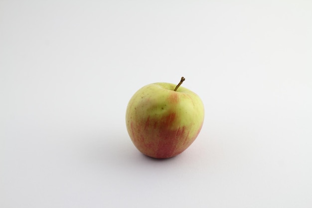 Primer plano de una manzana verde sobre un fondo blanco Vista de una manzana fresca sobre un fondo limpio