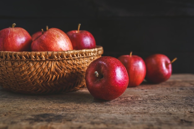 Primer plano de manzanas en una canasta sobre madera