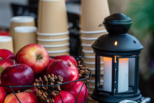 Foto primer plano de manzanas en una canasta sobre la mesa