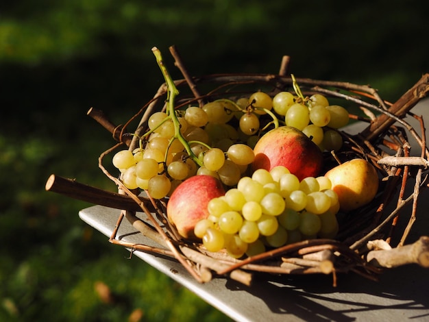 Foto primer plano de las manzanas en la canasta