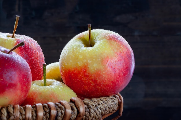 Foto primer plano de las manzanas en la canasta