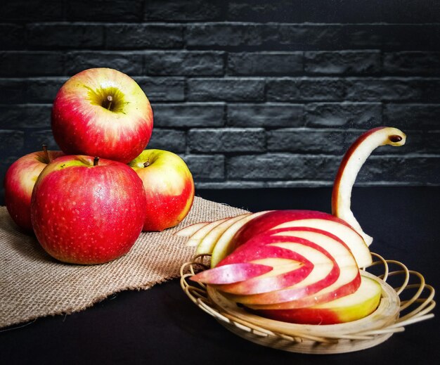 Foto primer plano de manzanas por un cisne creativo en la mesa
