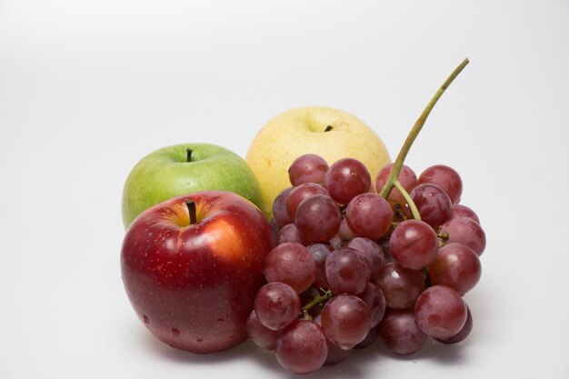 Foto primer plano de manzanas contra un fondo blanco