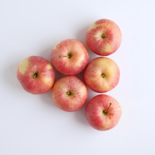 Primer plano de manzanas maduras rojas sobre un fondo blanco Vista superior