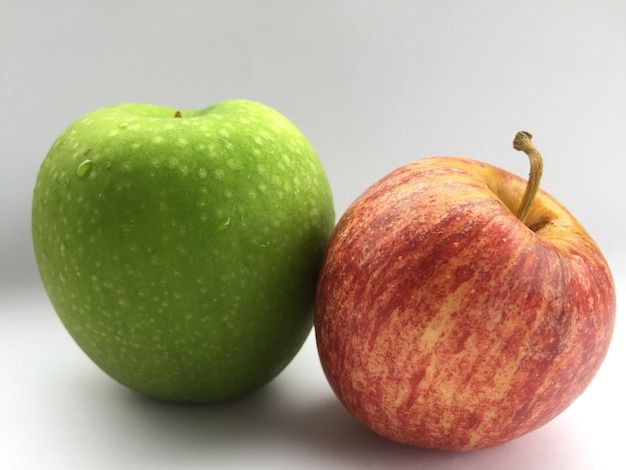 Primer plano de manzanas en la mesa contra un fondo blanco