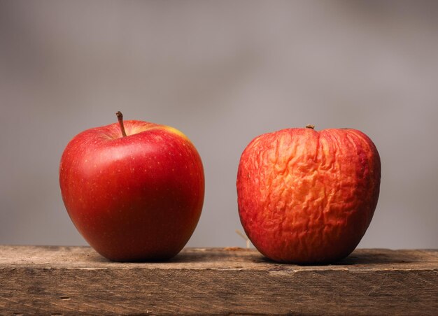 Foto primer plano de las manzanas en la mesa