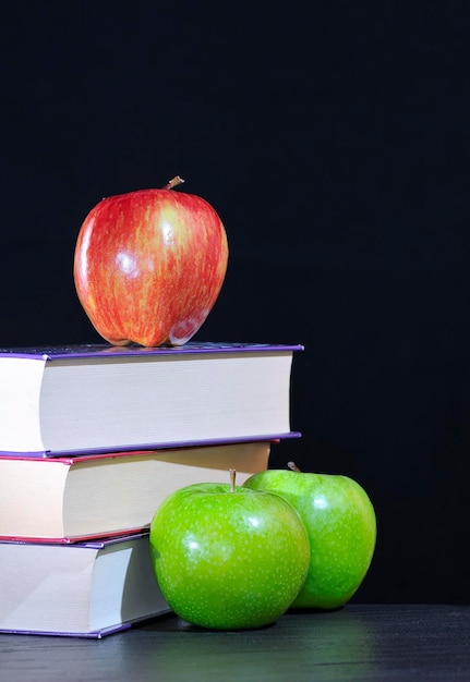 Primer plano de las manzanas en la mesa