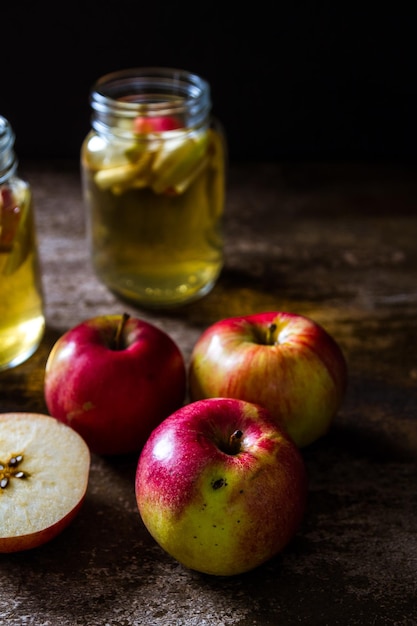 Foto primer plano de las manzanas en la mesa