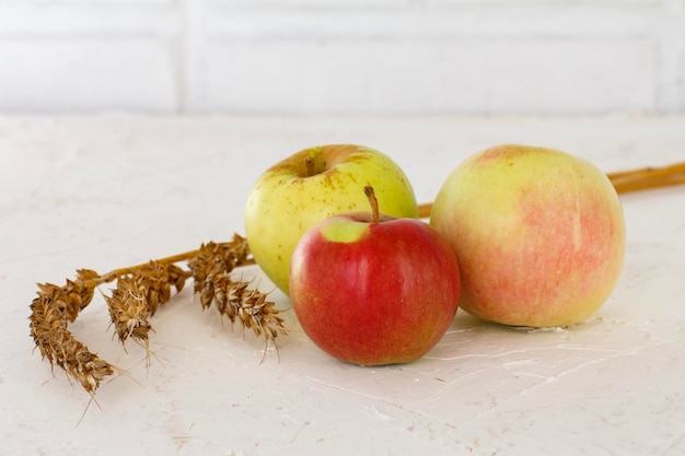 Primer plano de manzanas sobre el fondo blanco con textura