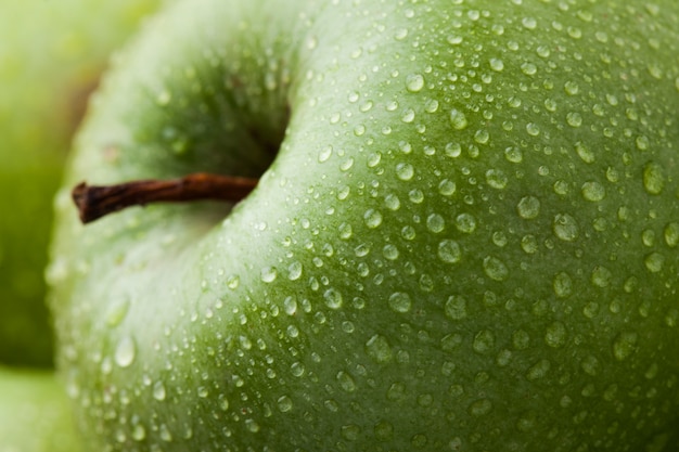 Primer plano de manzanas verdes maduras cubiertas de rocío.