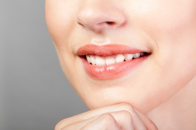 Primer plano de maquillaje de labios sonrientes naturales perfectos