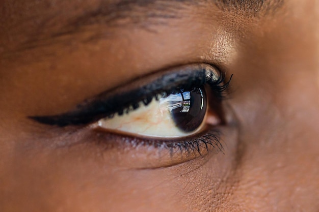 Primer plano de maquillaje de ojos con pestañas largas de mujer afroamericana