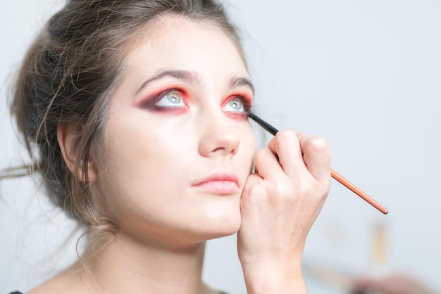 Primer plano de maquillaje rojo brillante Mirada expresiva