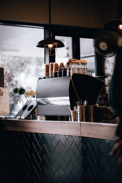 Primer plano de una máquina de café en una cafetería