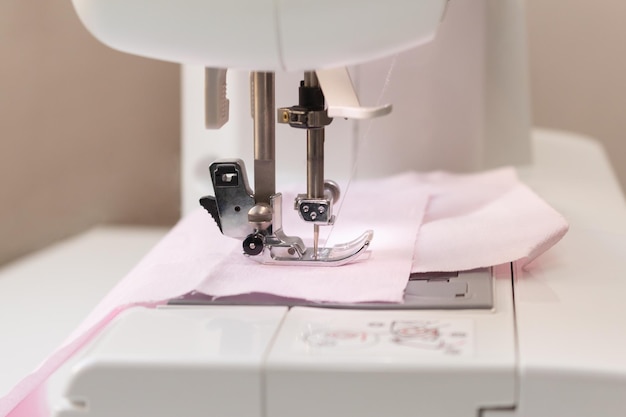 Primer plano de la máquina de coser y la aguja de coser