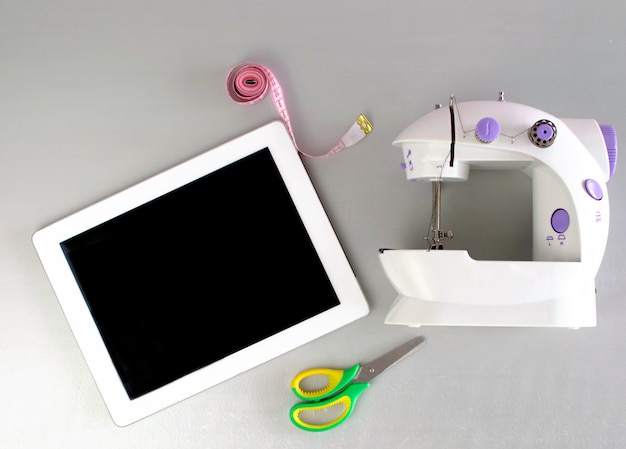 Primer plano de la máquina de coser para cursos de costura en línea. Aprendizaje a distancia, clases magistrales, clases magistrales, webinar. Enfoque selectivo.