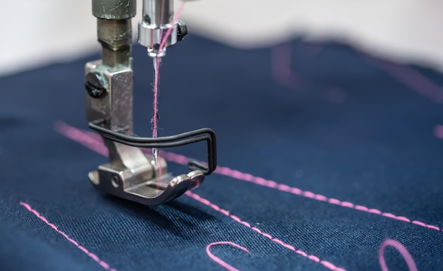 Primer plano de la máquina de coser profesional. Industria textil moderna.