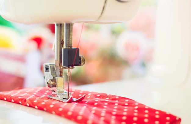 Primer plano de la máquina de coser con tela roja