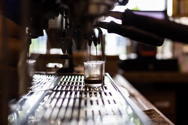 Primer plano de una máquina de espresso en una cafetería
