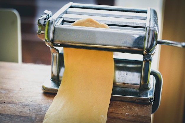 Foto un primer plano de la máquina de hacer pasta