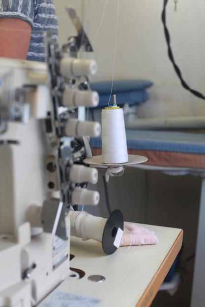Foto primer plano de las máquinas de coser en la mesa