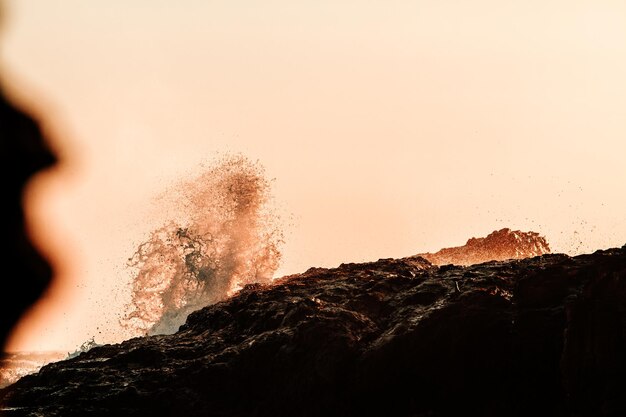 Foto primer plano del mar contra un cielo despejado durante la puesta de sol