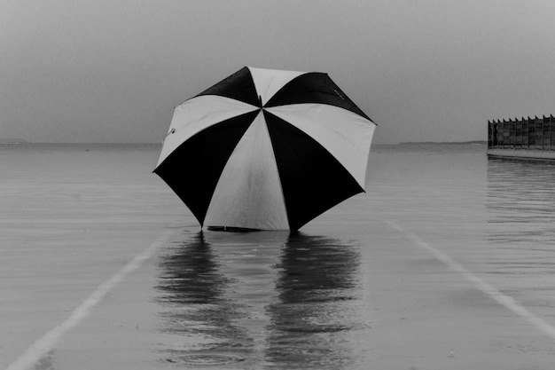 Primer plano del mar contra el cielo