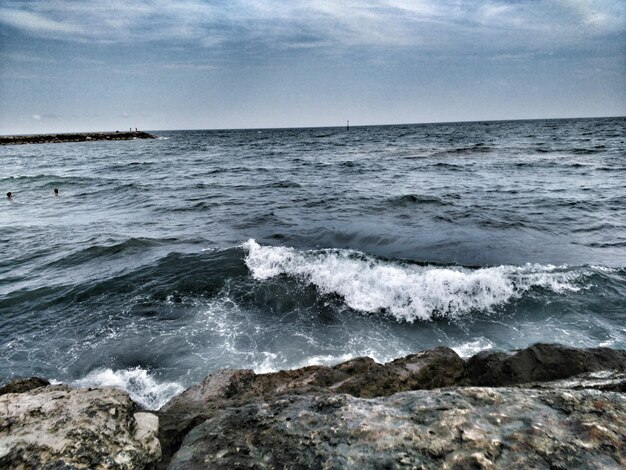 Foto primer plano del mar y las rocas