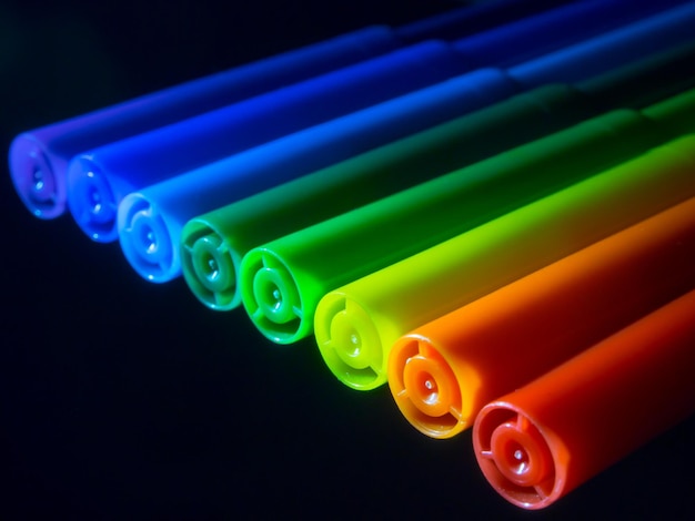 Primer plano de marcadores de colores sobre un fondo negro