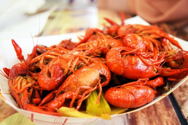 Primer plano de los mariscos en la mesa