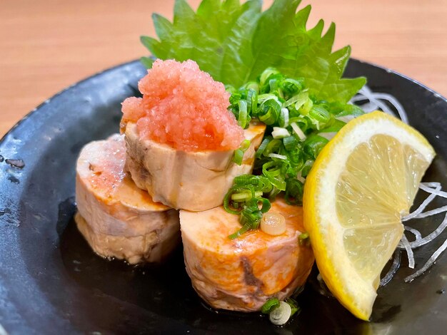 Primer plano de mariscos en un plato sobre la mesa