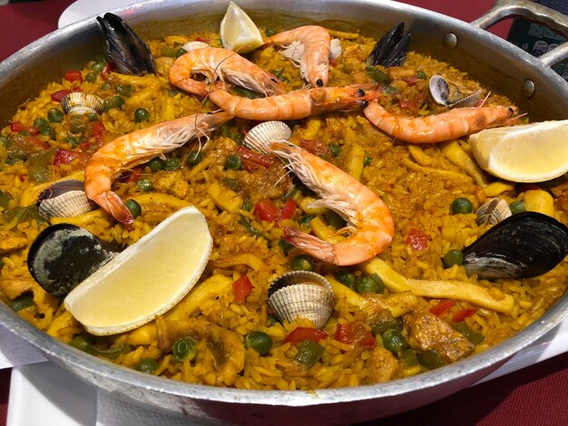 Foto primer plano de los mariscos en el plato