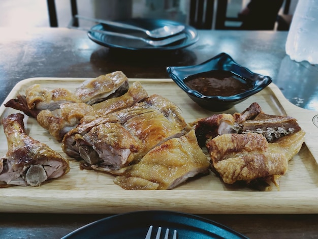 Foto primer plano de mariscos en la tabla de cortar