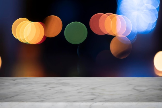 Primer plano de mármol contra luces iluminadas