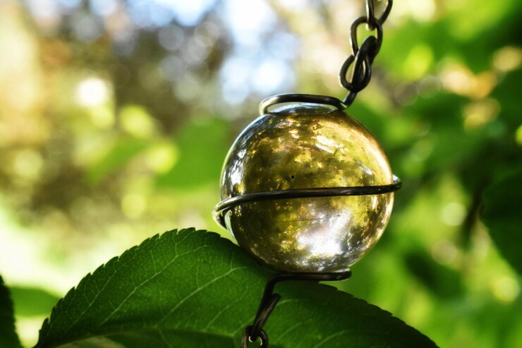 Foto primer plano de mármol que refleja los árboles cercanos