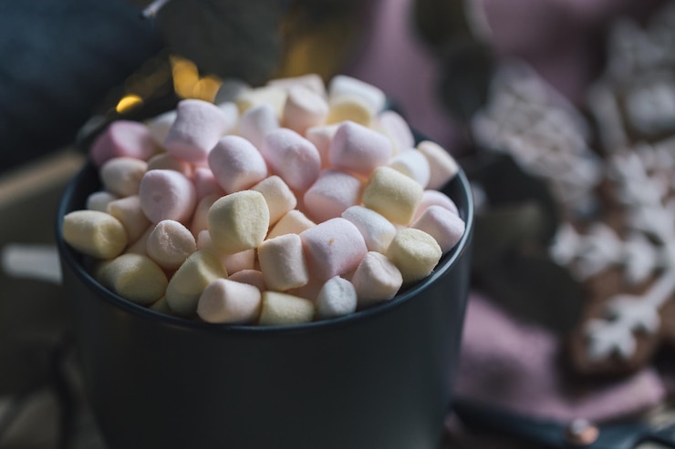 Foto primer plano de los marshmallows en la taza