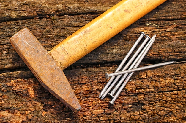 Foto primer plano de martillo y clavos