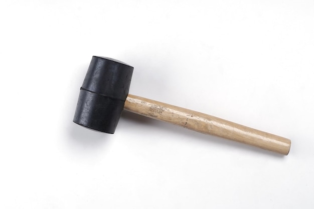 Primer plano del martillo contra un fondo blanco