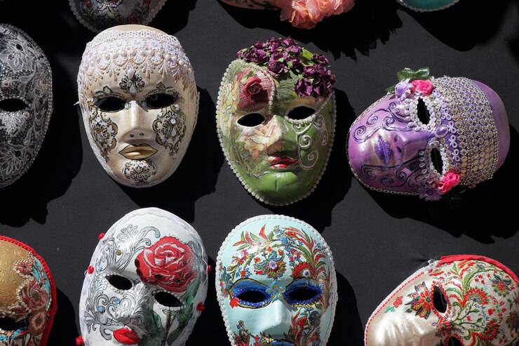 Foto primer plano de las máscaras de decoración multicolores