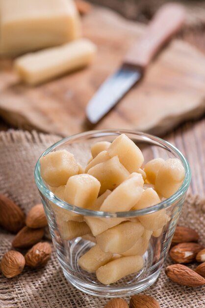 Primer plano de mazapán con almendras